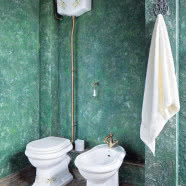 Zamkowe wnętrze na strychu kamienicy