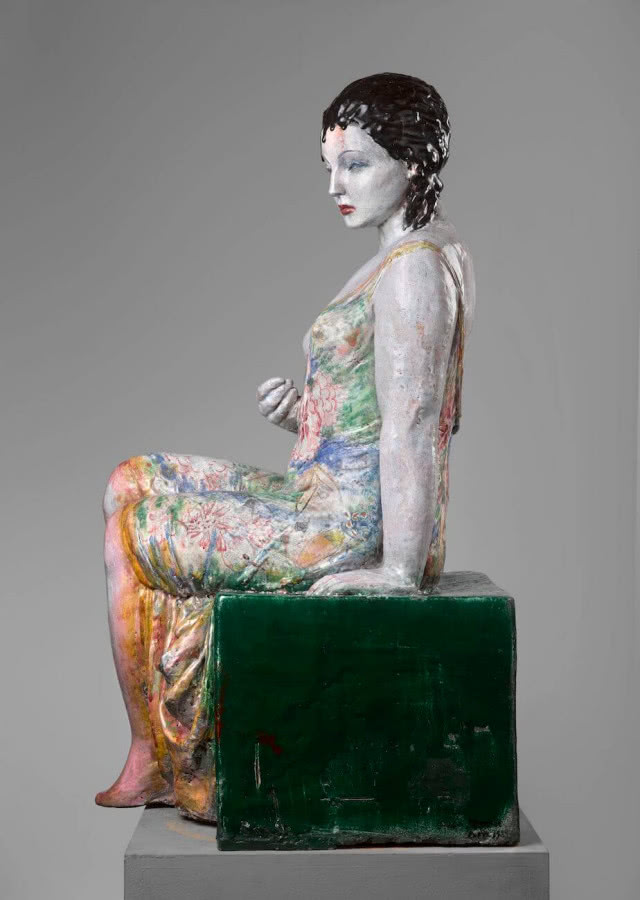 Mika Mickun ceramika Kobieta siedząca na cokole