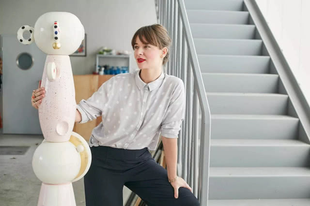 kobieta na tle schodów z totemem