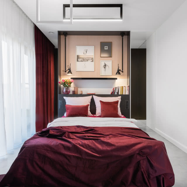 Bordowa sypialnia