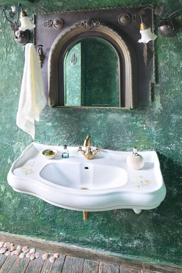 Rama tego lustra to dawny portal kominkowy.