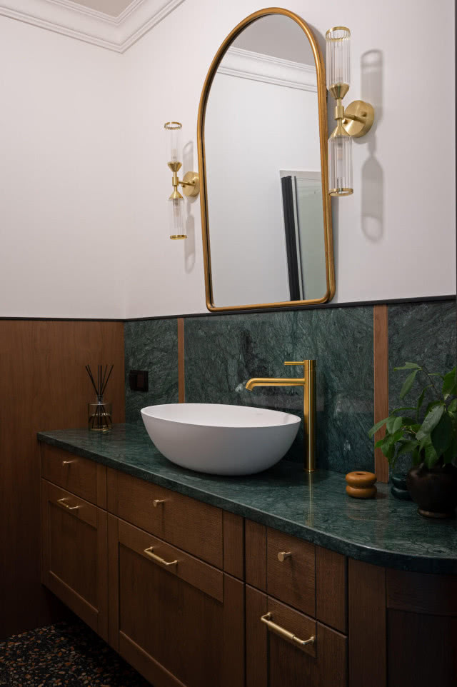 Klasyczne wnętrza domu pod Bydgoszczą. Z miłości do drewna, starych mebli i odważnych kolorów