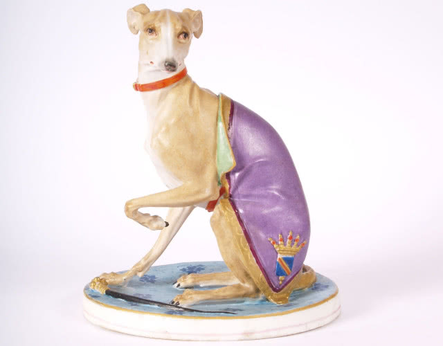 Siedzący chart, biskwit malowany