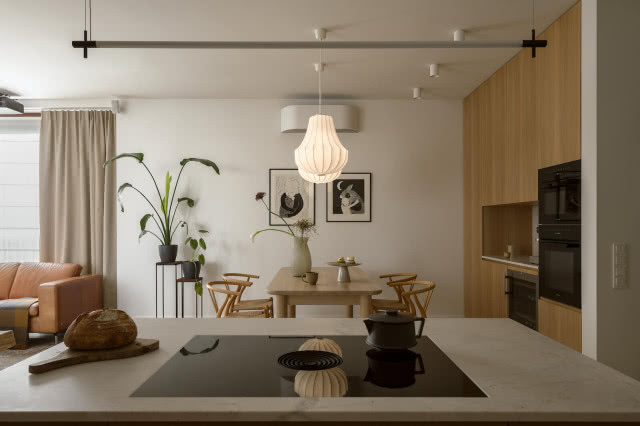 minimalistyczne wnętrze salonu z kuchnią