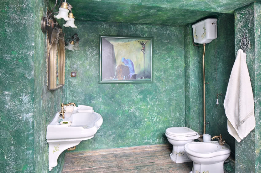 Przecierki na ścianach i drewnianej podłodze...