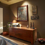 Salon graniczy bezpośrednio z tarasem, na który...