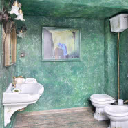 Zamkowe wnętrze na strychu kamienicy