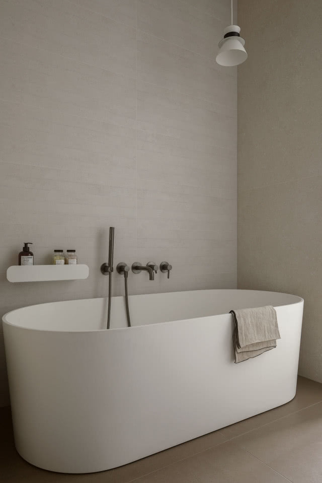 wanna wolnostojąca minimalistyczna łazienka