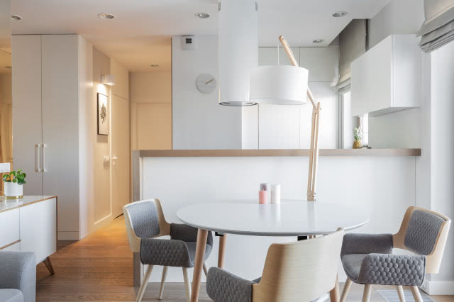 W strefie dziennej znalazło się miejsce na część wypoczynkową i kuchenną. Nieduży okrągły stół i wygodne,
zgrabne krzesła tworzą funkcjonalny kącik jadalniany.