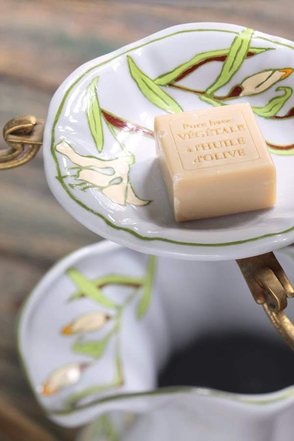 Stylizowana umywalnia.