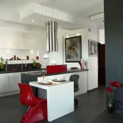 Salon graniczy bezpośrednio z tarasem, na który...