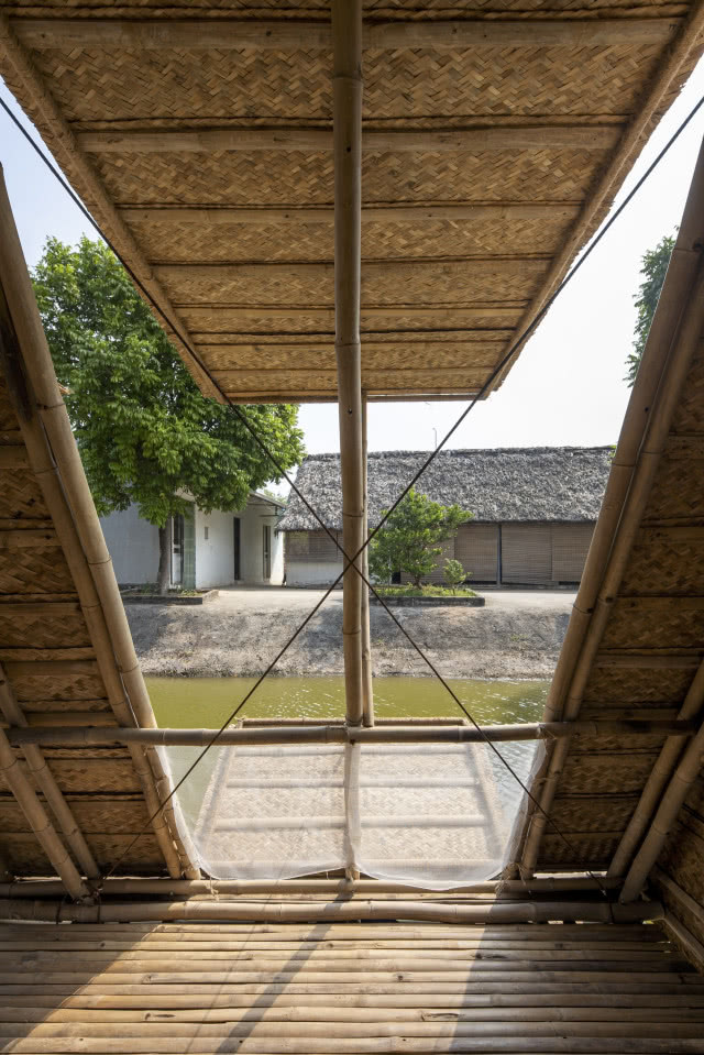 pływający dom - widok na drzwi z wewnątrz