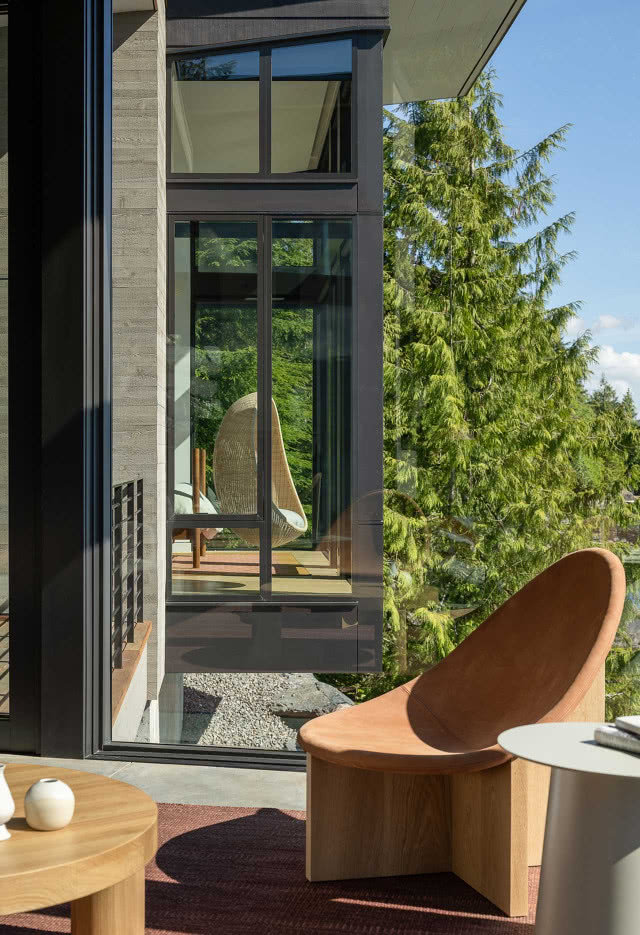 Drewniany fotel w jednej z przeszklonych brył.