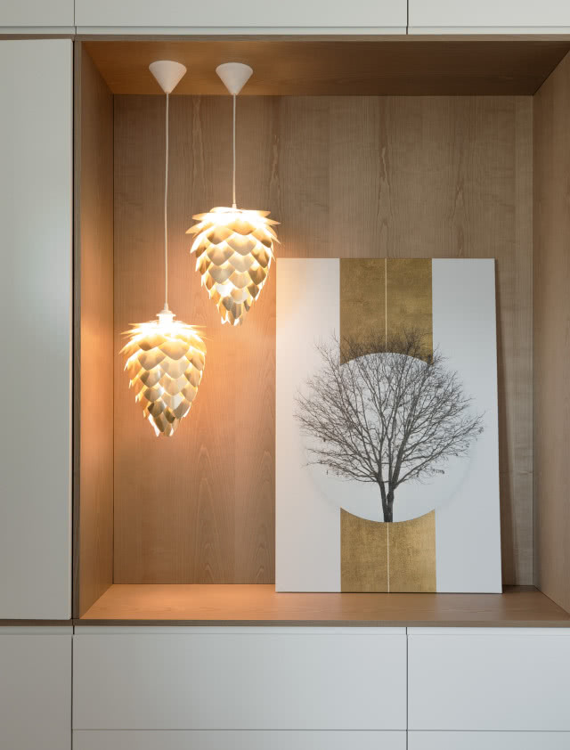 Charakter mieszkaniu nadaje oryginalne oświetlenie. Lampy w kształcie szyszek z serii Conia duńskiej marki Umage (dawniej Vita Copenhagen) zaprojektował
Søren Ravn Christensen.