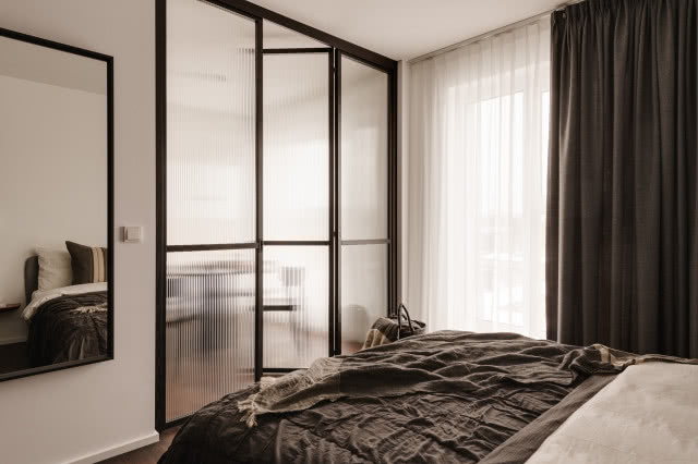 spokojne wnętrze z ciemnymi meblami