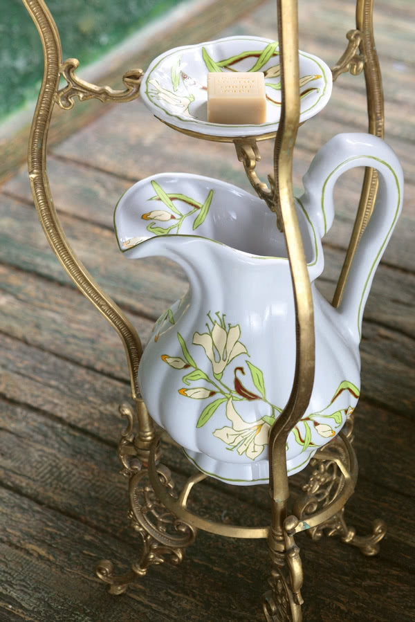 Stylizowana umywalnia.