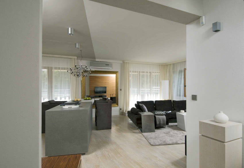 W salonie położono drewnianą podłogę - olejowany...