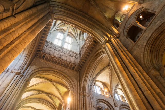 Wnętrze katedry w Durham. Widok na sklepienie