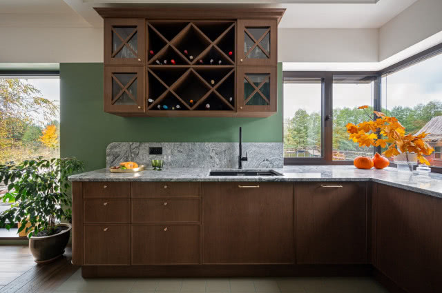 kuchnia ciemnobrązowa zabudowa