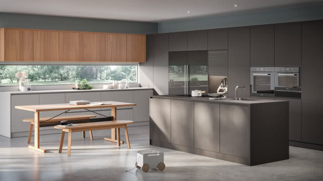 meble w kolorze pieprzu, wyspa kuchenna, białe i drewniane fronty kuchenne, lodówka, piekarnik, stół z ławkami