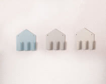 Wieszaczki w kształcie domków są inspirowane skandynawskimi miasteczkami