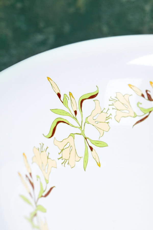 Kwiatowy motyw na porcelanie.