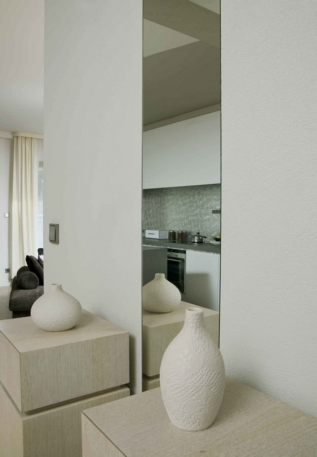 Przedpokój w jasnych barwach.