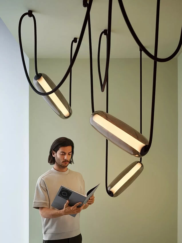 mężczyzna stojąc pod lampą