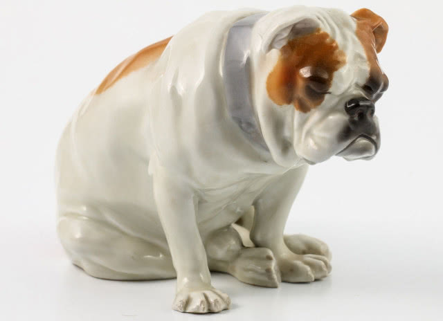 Buldog, Turyngia, Lichte, Gebr. Heubach, 1909-1945, porcelana, farby podszkliwne i naszkliwne, 11,5 x 16 x 10 cm