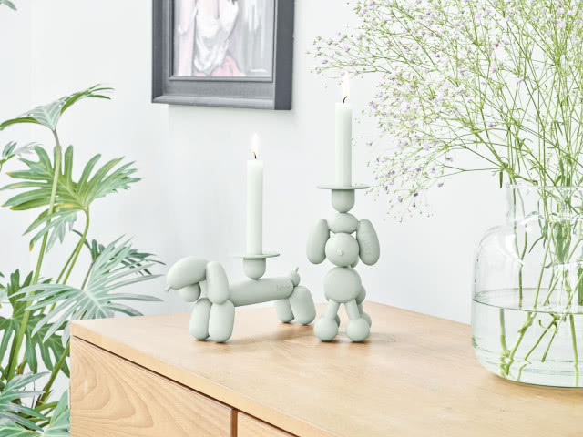 świeczniki pieski na komodzie