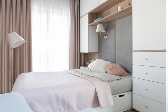 W sypialni, której aranżację utrudniała duża liczba okien,
w tym wyjście na balkon oraz taras, postawiono na meble na wymiar, które, podobnie jak resztę zabudowy w całym mieszkaniu, wykonała firma WERA-meble z Rzeszowa.