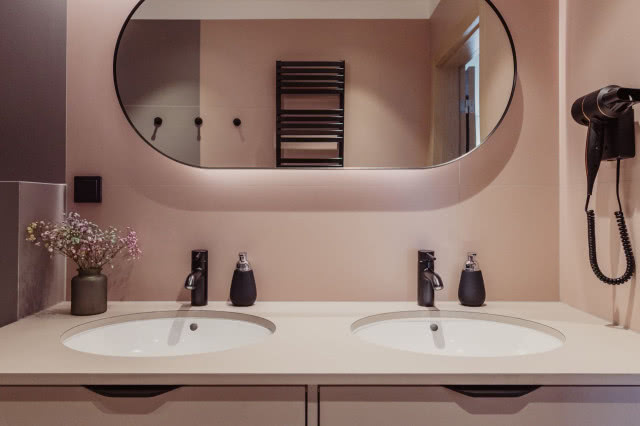 różowa łazienka z czarnymi detalami