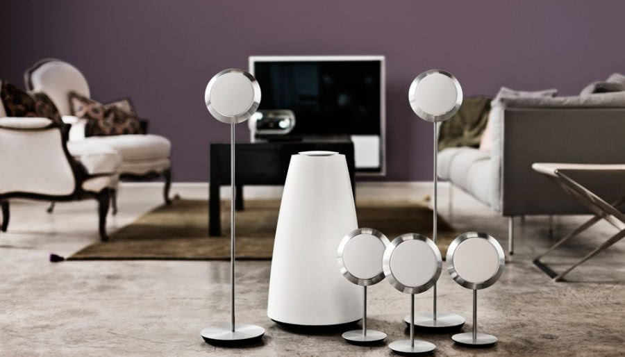 Bang & Olufsen przedstawia białe głośniki