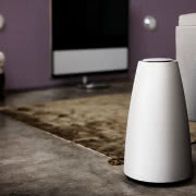 Designerski biały subwoofer z zestawu...