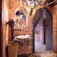 Zamkowe wnętrze na strychu kamienicy