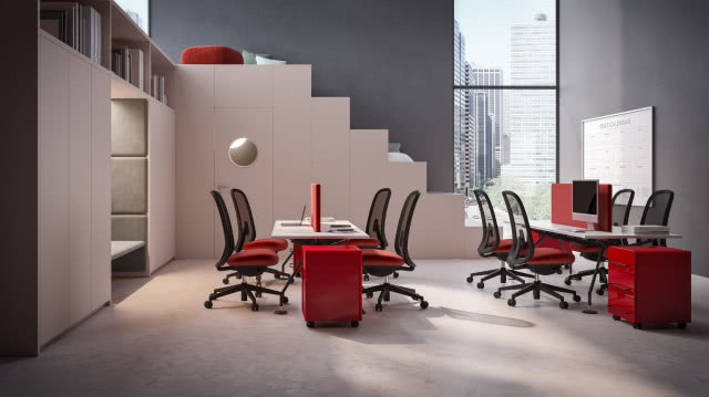 meble w odcieniu Vanilli, czerwone krzesła obrotowe, czerwone szafki z szufladami, biurka, komputery, schody