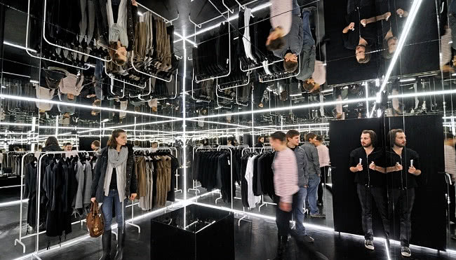 Lustra i iluzja przestrzeni we wnętrzu sklepu ZUO Corp