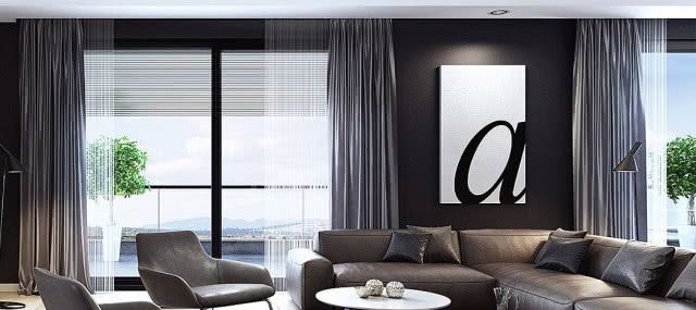 żaluzje zasłony, obraz z literą "a", duża kanapa, fotele, okrągły stolik kawowy, kwiaty, taras