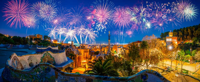 widok z Parku Guelle na fajerwerki