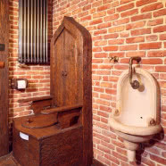 Zamkowe wnętrze na strychu kamienicy