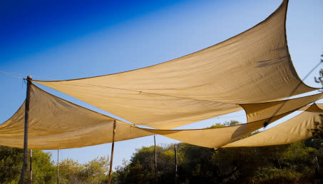 Żagle na taras - tani sposób na ochronę przed słońcem?