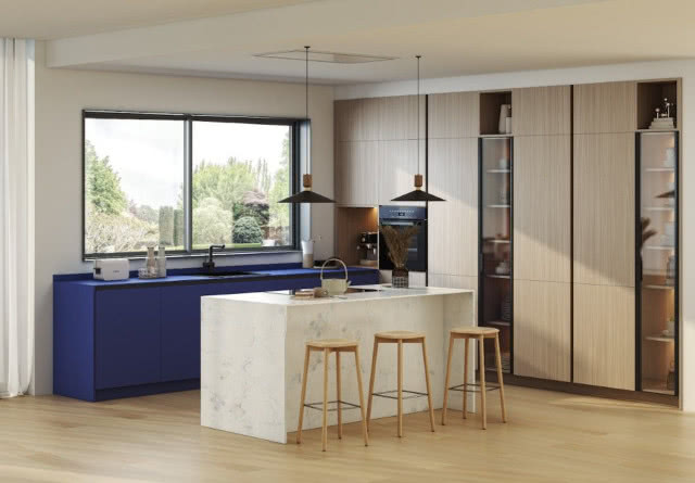 niebieskie szafki w kuchni 