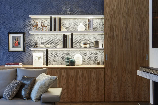 Salon z granatową tapetą