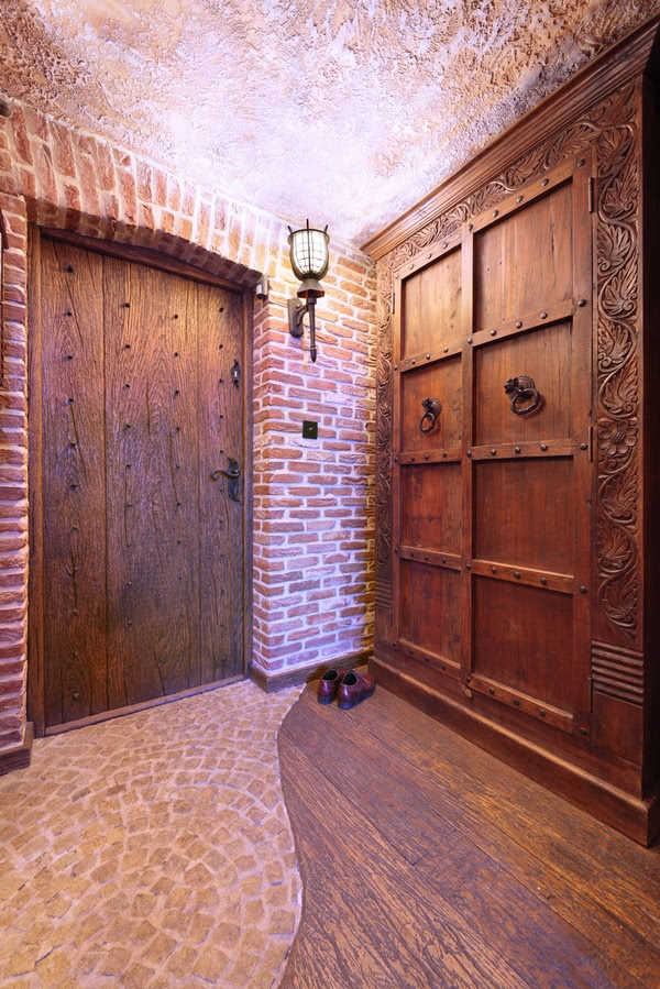 Choć wnętrze z pozoru wydaje się surowe,...