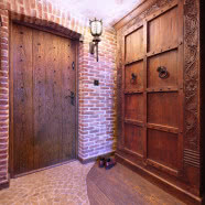 Zamkowe wnętrze na strychu kamienicy