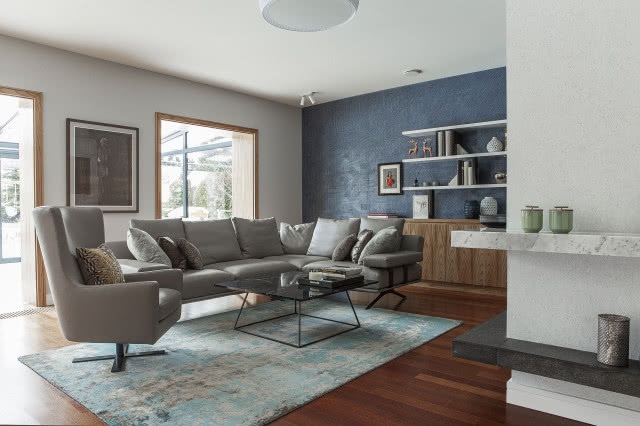 Salon z granatowymi dodatkami