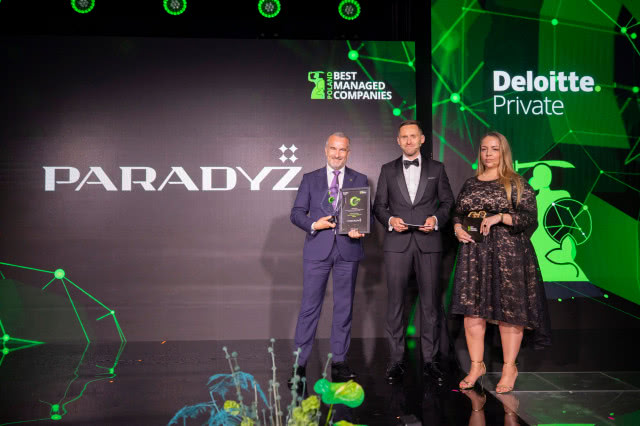 Piotr Tokarski odbiera statuetkę