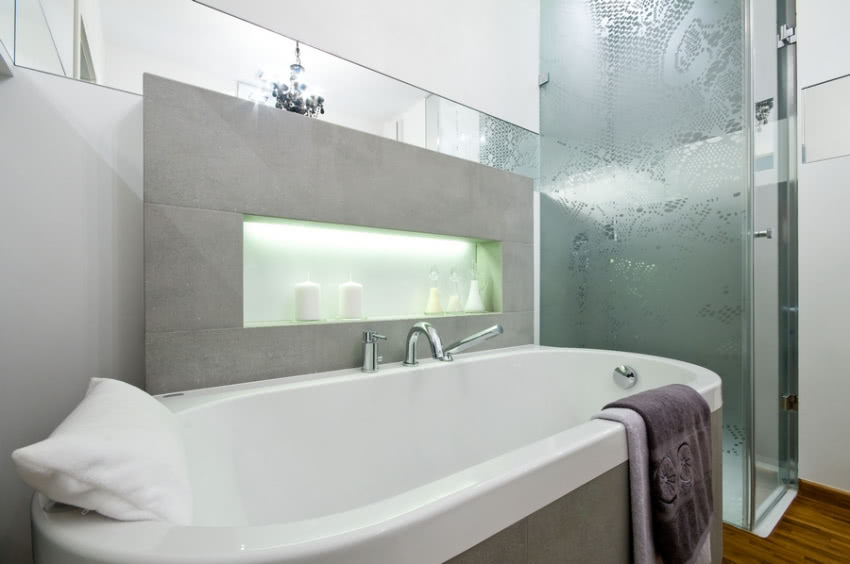 Ozdobą łazienki jest elegancka owalna wanna.