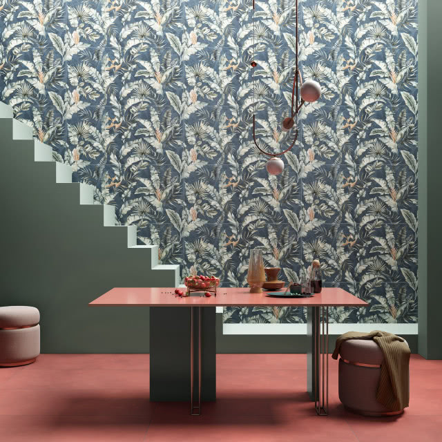 Papier z Mirage - seria płytek wielkoformatowych oraz 60x120 które są odpowiedzią na trend tapet, zwłaszcza w ujęciu biophilic. Grafiki zaczerpnięte ze świata flory, od delikatnych kobiecych wzorów akwarelowych, aż po ekstra-waganckie dżungle. / fot. Maxfliz, kolekcja Papier, Mirage