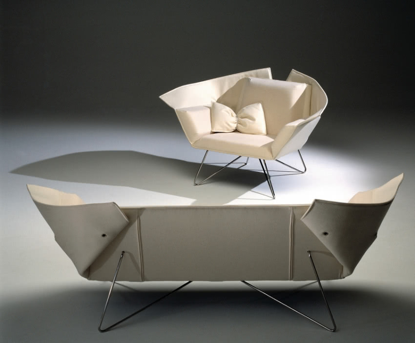 Sofa FOLDA, lekka jak piórko, wykonana 
jest z...